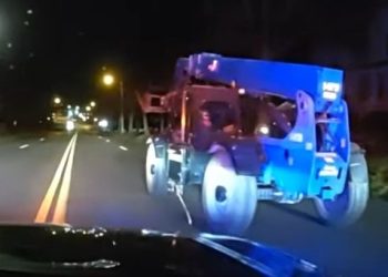 지게차 훔친 12살 소년…경찰과 1시간 추격전(영상)