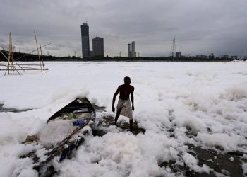 유독성 거품 떠다니는 갠지스강