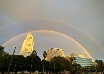 [사진]LA 하늘 영화 같은 자이언트 쌍무지개 떠올라