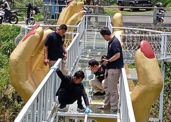 유리다리 깨져 관광객 사망…”두께 2㎝도 안돼”(영상)