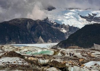 기후변화로 유명 빙하 트레킹 영구 금지…관광업계 반발