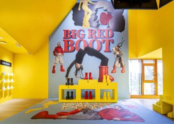 “신성한 것은 없다’ … ‘사탄의 운동화’ 미스치프  첫 전시회