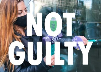 망치로 은행 유리창 부순 환경단체 ‘무죄’