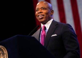 FBI, 뉴욕시장 휴대전화 압수수색…불법 선거자금 수사