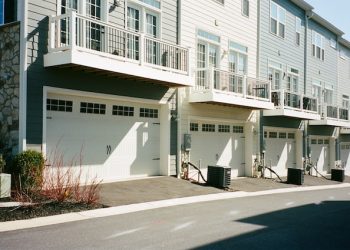 [부동산]주택구입 연령층 58세, 연소득 10만 7천달러..젊은층 진입 어려워