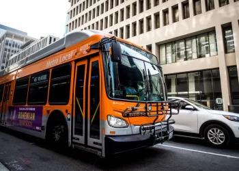 경찰 쫓기던 차량, 다운타운서 버스 충돌..4명 사상