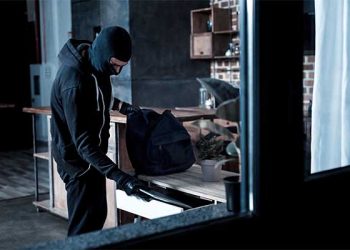 LA ‘디너타임’ 강절도 경보…저녁식사 나간 새 15만달러 금품 털려