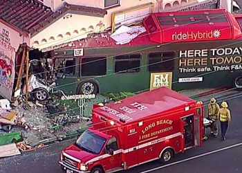 승용차 충돌 메트로 버스, 식당 건물로 돌진…14명 부상