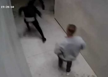 갑자기 권총 빼든 집주인 총격에 강도들 ‘혼비백산'(영상)