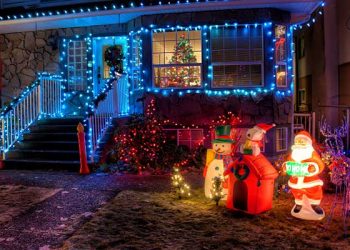 헌팅턴비치 주택가, 크리스마스 장식 고의 훼손