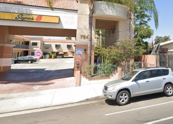 경찰, 손도끼 위협 남성에 총격..노스할리웃 모텔 앞