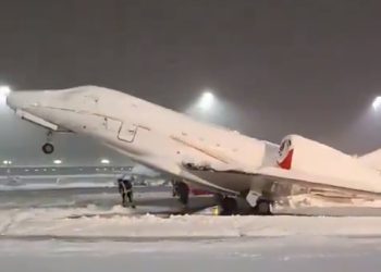 믿기 힘든 독일공항…폭설 혹한에 항공기 얼어붙어(영상)