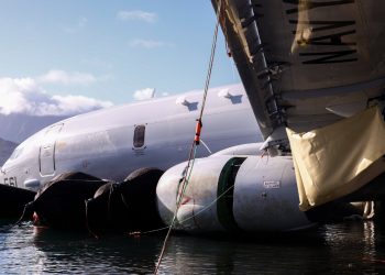하와이 바다에 빠진 미 해군 초계기 인양 성공(영상)