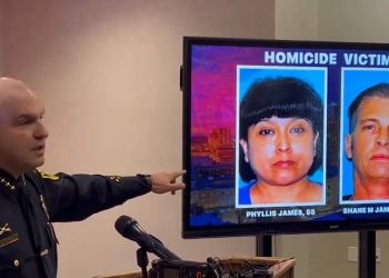 부모살해 후 도시 오가며 총기난사 .. 9명 사상(영상)