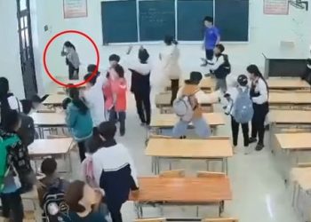 조롱하고 신발 던지고…수모 당한 교사(영상)