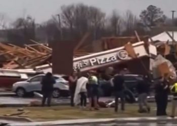 토네이도 덮친 테네시 6명 사망…8만여가구 정전(영상)