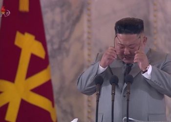 미 매체 김정은 ‘눈물 젖은 연설’ 조명…”몇 안 되는 독재자”