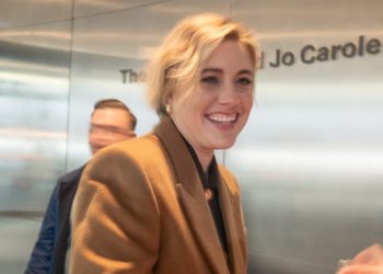 ‘바비’ 감독 그레타 거윅 칸 심사위원장…미 여성감독 최초