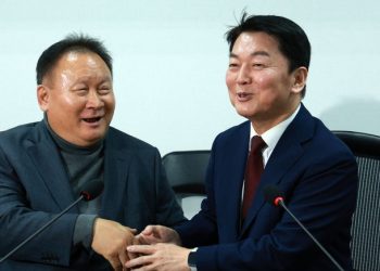 손 마주잡은 안철수·이상민 安 “국힘 입당해 힘 합치자”