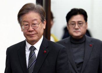 이재명, 퇴진·비대위 전환 요구에 침묵