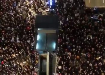 “인질들 백기 들고 있었다” … 이스라엘 거짓말 대규모 시위(영상)