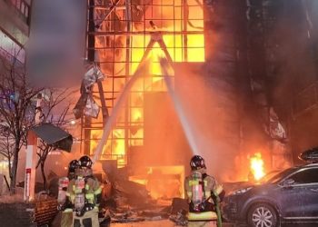 한국 18층짜리 호텔 대형 화재…일부 투숙객들 뛰어내려