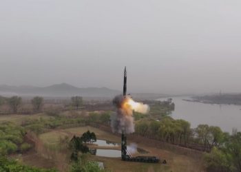 북한 이틀 연속 미사일 발사…ICBM 고각 발사 1,000km