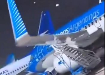 초강력 폭풍에 항공기 주기장 계단 충돌(영상)