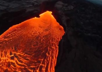 용암분출 장관….캐롤과 함께 생중계(영상)