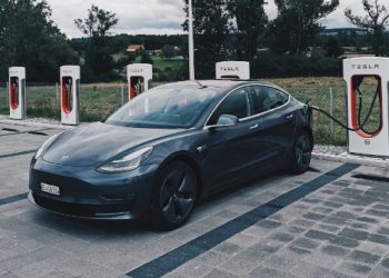 미국 전기차 충전규격, 테슬라 방식 통일…현대차도 내년부터