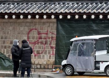 ‘경복궁 낙서’ 10대 “돈 받고 시키는 대로 했다”…배후 누구?