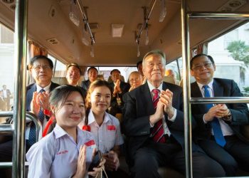 [이사람] 동남아서 한국 산타 이중근 회장…버스 1800대 기증