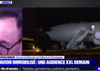 인도승객 약 300명 탄 전세기, 프랑스 공항서 억류(영상)