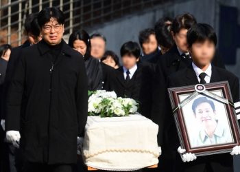 이선균, 유가족·동료 눈물 속 발인 “안녕 나의 아저씨”