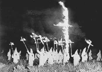 백인 커플, 흑인 이웃집 향해 십자가 불태워…KKK 협박수법