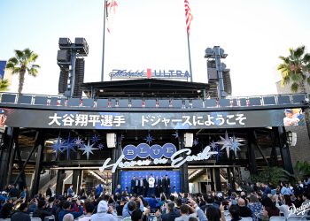 오타니 성대한 입단식  “우승하고 싶다”(영상)