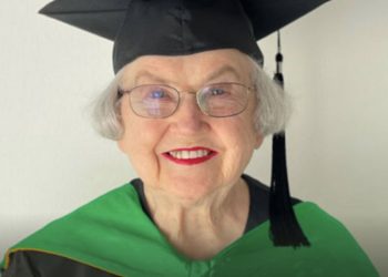 73세 학사, 90세에 대학원 졸업한 텍사스 할머니