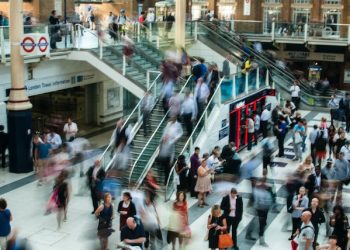 “미국인들 내년 초부터 소비 줄인다”전망…연말 소비, 팬데믹 이전 회복