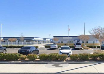 총기 든 버스기사 담장 넘어 학교 침입 초유 사건