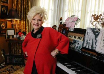 머라이어 캐리 제치고 65년 만에 정상 오른 캐롤은?