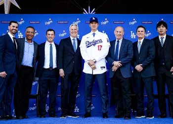 오타니, AP통신 선정 올해의 남자 선수…메시 2위