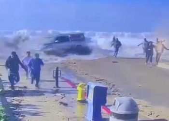 12m 집채 만한 거대 파도 덮쳐 주민 8명 휩쓸려…남가주 해안 파도경보(영상)