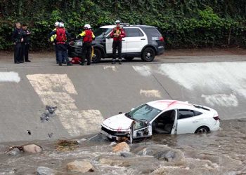 LA 쏟아진 폭우 차량 빗물 휩쓸려 LA리버 ‘풍덩’..곳곳 범람, 홍수