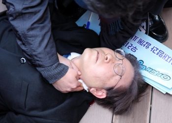 (1보) 이재명 부산서 흉기 피습 병원 이송…”목 부위 출혈…의식은 있어”