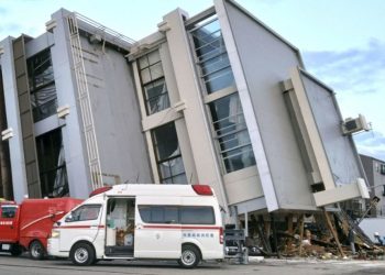 (4보) 7.6 강진 후 여진 147회, “거대지진 전조…끝 아니다”…최소 30명 사망