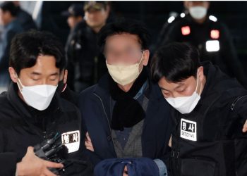 범행동기·당적  ‘묵묵부답’..파란 왕관에 “나는 이재명”팻말