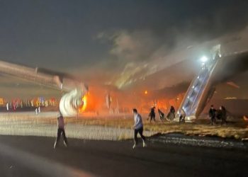 하네다 공항 항공기 충돌 화재.. 5명 사망(영상)