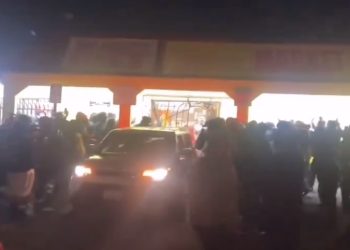 거리점거 100여명 떼강도 돌변, 동네 마켓 습격∙약탈..통째 털어가(영상)