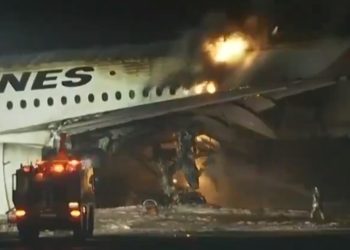 (2보)”객실 안 지옥” 여객기 승객 379명 탈출(영상)