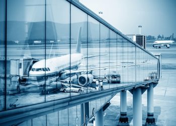 이륙 직전 덴버행 여객기 엔진 들어간 남성, 숨진 채 발견